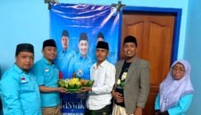 Ketua DPD Partai Gelora Indonesia Pamekasan, Mohammad Saedy Romli bersama pengurus lainnya mengangkat tumpeng sebagai tanda peresmian kantor baru. (ISTIMEWA)