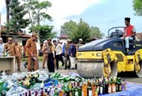 Bupati Pamekasan Dr. KH. Kholilurrahman bersama Forkopimda saat memusnahkan ribuan botol miras di depan Mandhapa Agung Ronggosukowati. (MOH. IQBALUL KHAVEI MZ / KLIKMADURA)