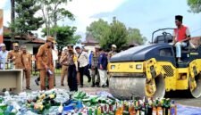 Bupati Pamekasan Dr. KH. Kholilurrahman bersama Forkopimda saat memusnahkan ribuan botol miras di depan Mandhapa Agung Ronggosukowati. (MOH. IQBALUL KHAVEI MZ / KLIKMADURA)