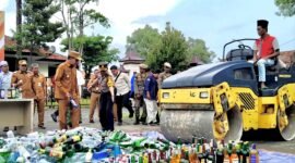 Bupati Pamekasan Dr. KH. Kholilurrahman bersama Forkopimda saat memusnahkan ribuan botol miras di depan Mandhapa Agung Ronggosukowati. (MOH. IQBALUL KHAVEI MZ / KLIKMADURA)