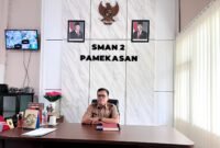 Kepala SMAN 2 Pamekasan, Moh. Arifin saat ditemui di kantornya. (LAILIYATUN NURIAH / KLIKMADURA)