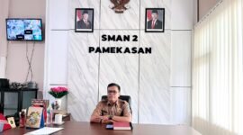 Kepala SMAN 2 Pamekasan, Moh. Arifin saat ditemui di kantornya. (LAILIYATUN NURIAH / KLIKMADURA)