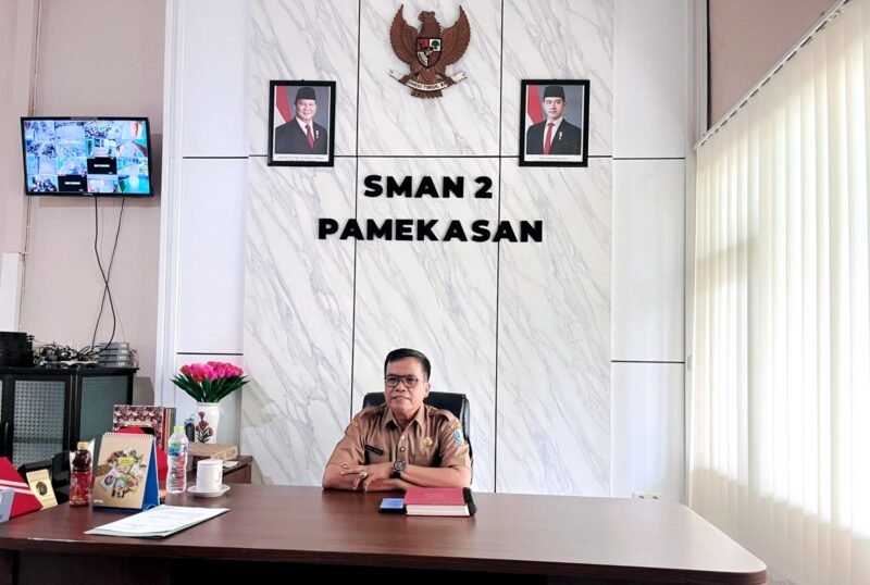 Kepala SMAN 2 Pamekasan, Moh. Arifin saat ditemui di kantornya. (LAILIYATUN NURIAH / KLIKMADURA)