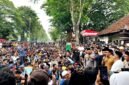 Bupati Pamekasan Dr. KH. Kholilurrahman saat menemui ribuan massa yang menggelar aksi demonstrasi. (MOH. IQBALUL KHAVEI MZ / KLIKMADURA)