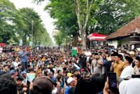 Bupati Pamekasan Dr. KH. Kholilurrahman saat menemui ribuan massa yang menggelar aksi demonstrasi. (MOH. IQBALUL KHAVEI MZ / KLIKMADURA)