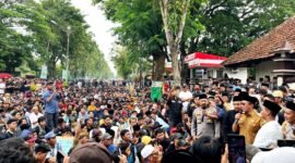 Bupati Pamekasan Dr. KH. Kholilurrahman saat menemui ribuan massa yang menggelar aksi demonstrasi. (MOH. IQBALUL KHAVEI MZ / KLIKMADURA)