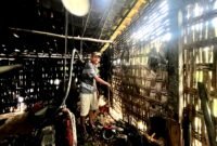 Saifullah menunjukkan tempat penggilingan padi yang hilang. (MOH. IQBALUL KHAVEI MZ / KLIKMADURA)