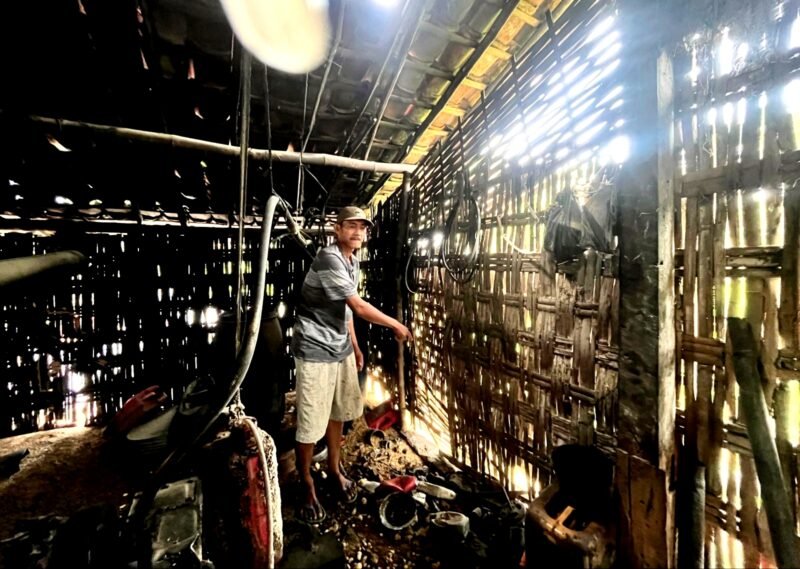 Saifullah menunjukkan tempat penggilingan padi yang hilang. (MOH. IQBALUL KHAVEI MZ / KLIKMADURA)