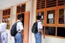 Siswa SMAN 4 Pamekasan antre melakukan faceprint. (BADRUS SHOLEH / KLIKMADURA)