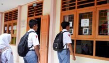 Siswa SMAN 4 Pamekasan antre melakukan faceprint. (BADRUS SHOLEH / KLIKMADURA)