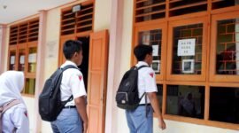 Siswa SMAN 4 Pamekasan antre melakukan faceprint. (BADRUS SHOLEH / KLIKMADURA)