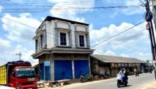 Pengendara melintas di depan toko yang akan dipagar pemilik lahan di Pasar Panaguan, Kecamatan Proppo, Pamekasan. (MOH. IQBALUL KHAVEI MZ / KLIKMADURA)
