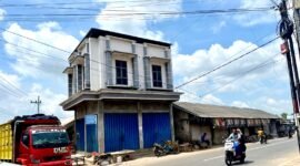 Pengendara melintas di depan toko yang akan dipagar pemilik lahan di Pasar Panaguan, Kecamatan Proppo, Pamekasan. (MOH. IQBALUL KHAVEI MZ / KLIKMADURA)