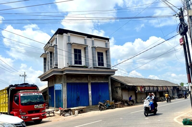 Pengendara melintas di depan toko yang akan dipagar pemilik lahan di Pasar Panaguan, Kecamatan Proppo, Pamekasan. (MOH. IQBALUL KHAVEI MZ / KLIKMADURA)