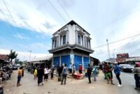 Sejumlah warga memagari toko di Pasar Penaguan, Proppo, Pamekasan. (MOH. IQBALUL KHAVEI MZ / KLIKMADURA)