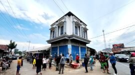 Sejumlah warga memagari toko di Pasar Penaguan, Proppo, Pamekasan. (MOH. IQBALUL KHAVEI MZ / KLIKMADURA)