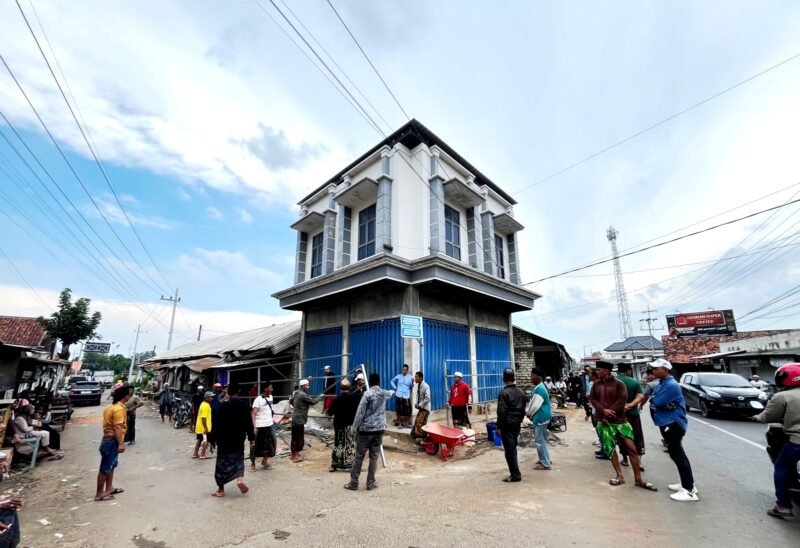 Sejumlah warga memagari toko di Pasar Penaguan, Proppo, Pamekasan. (MOH. IQBALUL KHAVEI MZ / KLIKMADURA)