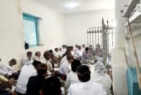 Suasana haru saat Keluarga k
Keraton Surakarta nyekar di makam mertua Susunan Pakubuwono IV R. Alsari di area makam Ronggosukowati, Kelurahan Kolpajung, Pamekasan. (YUSRIL RAHMAN SYAKUR/KLIK MADURA).  