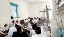 Suasana haru saat Keluarga k
Keraton Surakarta nyekar di makam mertua Susunan Pakubuwono IV R. Alsari di area makam Ronggosukowati, Kelurahan Kolpajung, Pamekasan. (YUSRIL RAHMAN SYAKUR/KLIK MADURA).