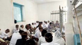 Suasana haru saat Keluarga k
Keraton Surakarta nyekar di makam mertua Susunan Pakubuwono IV R. Alsari di area makam Ronggosukowati, Kelurahan Kolpajung, Pamekasan. (YUSRIL RAHMAN SYAKUR/KLIK MADURA).  