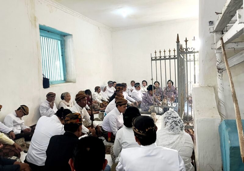 Suasana haru saat Keluarga k
Keraton Surakarta nyekar di makam mertua Susunan Pakubuwono IV R. Alsari di area makam Ronggosukowati, Kelurahan Kolpajung, Pamekasan. (YUSRIL RAHMAN SYAKUR/KLIK MADURA).