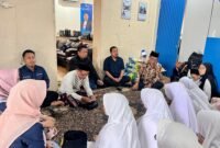 Bupati Pamekasan, Dr. KH. Kholilurrahman (pakai kopiah), Anggota DPRD Provinsi Jatim, Harisandi Savari, CEO PT
Royal Group, H. Muhammad Mukit, Pemred Klik Madura Prengki Wirananda saat doa bersama puluhan anak yatim. (MOH. IQBALUL KHAVEI MZ / KLIKMADURA)