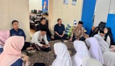 Bupati Pamekasan, Dr. KH. Kholilurrahman (pakai kopiah), Anggota DPRD Provinsi Jatim, Harisandi Savari, CEO PT
Royal Group, H. Muhammad Mukit, Pemred Klik Madura Prengki Wirananda saat doa bersama puluhan anak yatim. (MOH. IQBALUL KHAVEI MZ / KLIKMADURA)