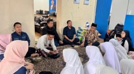 Bupati Pamekasan, Dr. KH. Kholilurrahman (pakai kopiah), Anggota DPRD Provinsi Jatim, Harisandi Savari, CEO PT
Royal Group, H. Muhammad Mukit, Pemred Klik Madura Prengki Wirananda saat doa bersama puluhan anak yatim. (MOH. IQBALUL KHAVEI MZ / KLIKMADURA)