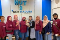 Ketua DPD IWO Pamekasan, Dyah Heny Andriyanti menyerahkan kue tar kepada Direktur Klik Madura, Sari Purwati. (DOK. KLIKMADURA)