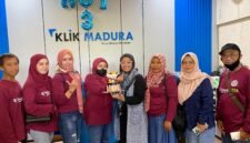 Ketua DPD IWO Pamekasan, Dyah Heny Andriyanti menyerahkan kue tar kepada Direktur Klik Madura, Sari Purwati. (DOK. KLIKMADURA)