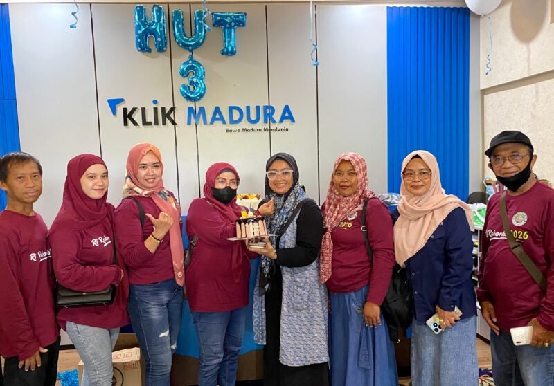 Ketua DPD IWO Pamekasan, Dyah Heny Andriyanti menyerahkan kue tar kepada Direktur Klik Madura, Sari Purwati. (DOK. KLIKMADURA)