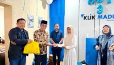 Bupati Pamekasan Dr. KH. Kholilurrahman didampingi Founder Klik Madura, H. Muhammat Mukit menyerahkan santunan sekaligus sembako dari Bani Insan Peduli (BIP) kepada anak yatim. (MOH. IQBALUL KHAVEI MZ / KLIKMADURA)
