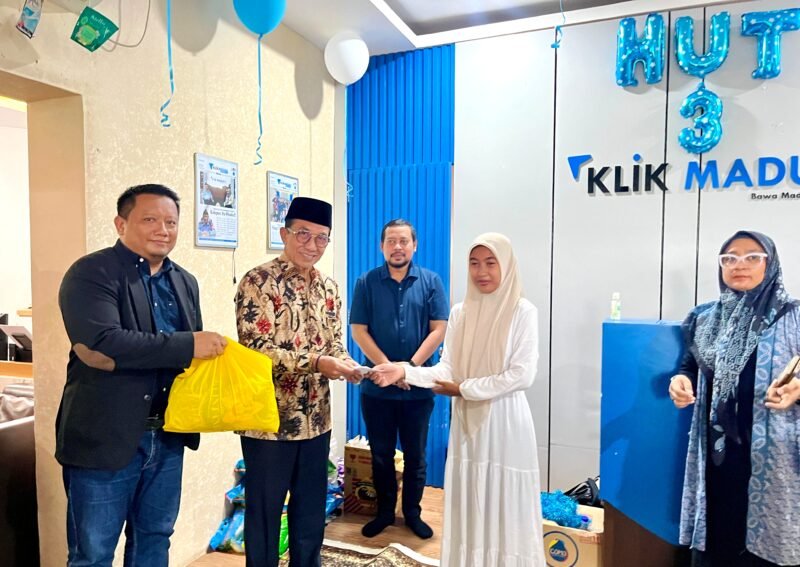 Bupati Pamekasan Dr. KH. Kholilurrahman didampingi Founder Klik Madura, H. Muhammat Mukit menyerahkan santunan sekaligus sembako dari Bani Insan Peduli (BIP) kepada anak yatim. (MOH. IQBALUL KHAVEI MZ / KLIKMADURA)