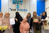 Tim Hijabi Madura foto bersama Direktur Klik Madura, Sari Purwati pada momentum hari ulang tahun. (KLIKMADURA)