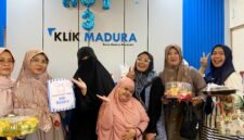 Tim Hijabi Madura foto bersama Direktur Klik Madura, Sari Purwati pada momentum hari ulang tahun. (KLIKMADURA)