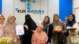 Tim Hijabi Madura foto bersama Direktur Klik Madura, Sari Purwati pada momentum hari ulang tahun. (KLIKMADURA)