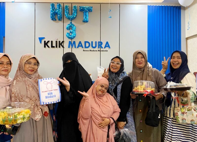 Tim Hijabi Madura foto bersama Direktur Klik Madura, Sari Purwati pada momentum hari ulang tahun. (KLIKMADURA)