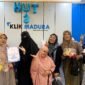 Tim Hijabi Madura foto bersama Direktur Klik Madura, Sari Purwati pada momentum hari ulang tahun. (KLIKMADURA)