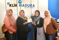 Bendahara PIJP, May Shinta menyerahkan kue tar kepada Direktur Klik Madura, Sari Purwati. (DOK. KLIKMADURA)