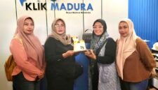 Bendahara PIJP, May Shinta menyerahkan kue tar kepada Direktur Klik Madura, Sari Purwati. (DOK. KLIKMADURA)