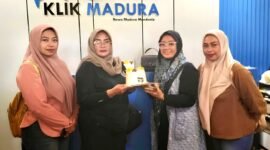 Bendahara PIJP, May Shinta menyerahkan kue tar kepada Direktur Klik Madura, Sari Purwati. (DOK. KLIKMADURA)