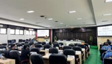 Jubir Fraksi PPP DPRD Pamekasan, Rosyid Fansori saat membacakan pemandangan umum fraksi terhadap empat raperda. (MOH. IQBALUL KHAVEI MZ / KLIKMADURA)