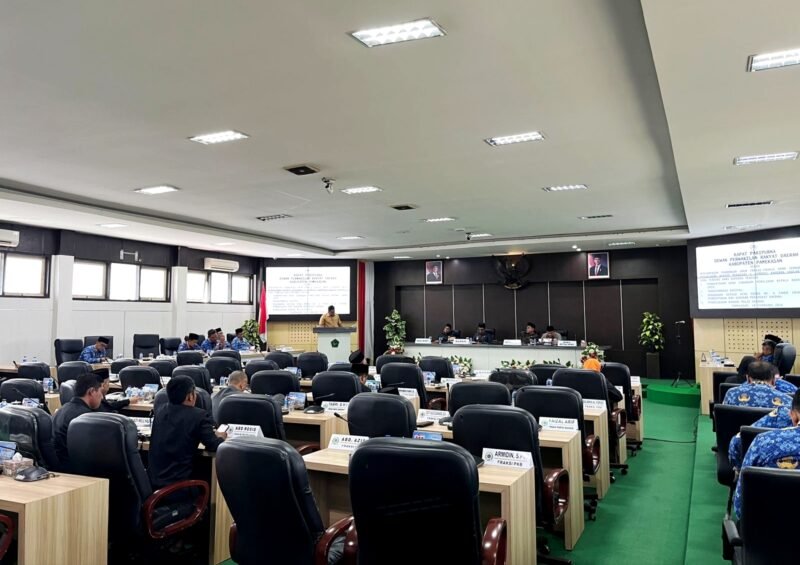 Jubir Fraksi PPP DPRD Pamekasan, Rosyid Fansori saat membacakan pemandangan umum fraksi terhadap empat raperda. (MOH. IQBALUL KHAVEI MZ / KLIKMADURA)