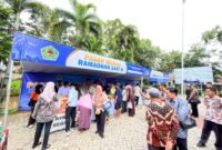 Pj Sekda Kabupaten Pamekasan Taufikurrachman memantau pasar murah di halaman Kantor Kecamatan Kota. (LAILIYATUN NURIYAH/KLIK MADURA).