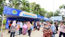 Pj Sekda Kabupaten Pamekasan Taufikurrachman memantau pasar murah di halaman Kantor Kecamatan Kota. (LAILIYATUN NURIYAH/KLIK MADURA).