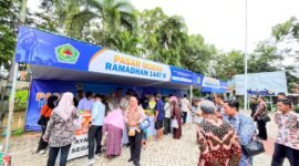 Pj Sekda Kabupaten Pamekasan Taufikurrachman memantau pasar murah di halaman Kantor Kecamatan Kota. (LAILIYATUN NURIYAH/KLIK MADURA).