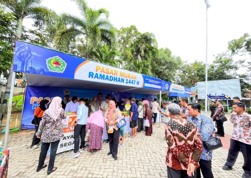 Pj Sekda Kabupaten Pamekasan Taufikurrachman memantau pasar murah di halaman Kantor Kecamatan Kota. (LAILIYATUN NURIYAH/KLIK MADURA).