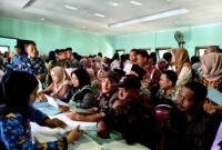 Sejumlah PPPK Paruh Waktu Disdikbud Pamekasan melakukan penandatanganan kontrak kerja beberapa waktu lalu. (LAILIYATUN NURIYAH / KLIKMADURA)