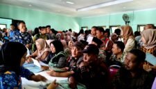 Sejumlah PPPK Paruh Waktu Disdikbud Pamekasan melakukan penandatanganan kontrak kerja beberapa waktu lalu. (LAILIYATUN NURIYAH / KLIKMADURA)