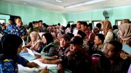 Sejumlah PPPK Paruh Waktu Disdikbud Pamekasan melakukan penandatanganan kontrak kerja beberapa waktu lalu. (LAILIYATUN NURIYAH / KLIKMADURA)